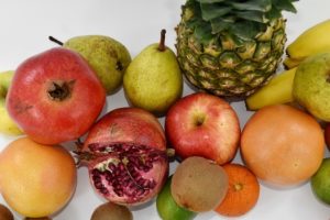 Papaya, mango, pear, apple, kiwi, pineapple, oranges, and bananas