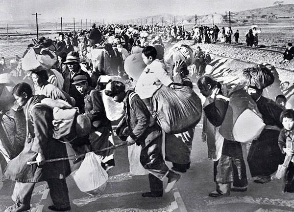 Refugees carrying their belongings on their backs after the North Korean invasion.